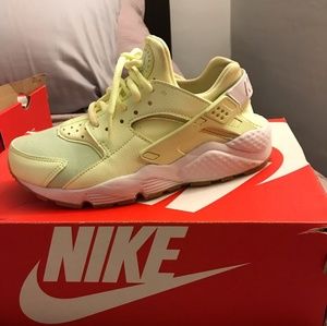 Womans huarache size 7